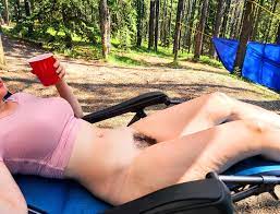 Dared to be bottomless for the entire time it takes me to drink my coffee  at camp. [f] | Scrolller