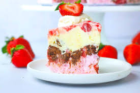 the best strawberry ice cream cake