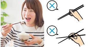 The second chopstick should go below the first stick so it's resting between your thumb and your palm. 10 Things You Should Avoid Doing When Using Chopsticks In Japan Tsunagu Japan