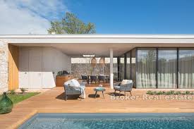 Pula Modern House With Swimming Pool