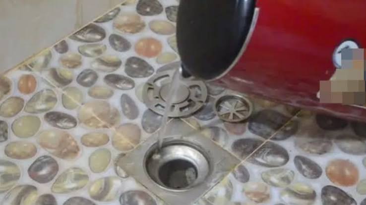 Vì sao nhiều người đổ nước nóng vào ống cống? Biết được lý do, tôi vội vã học theo