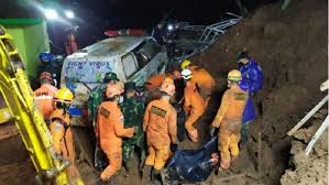Tim sar gabungan menemukan 11 orang meninggal dunia akibat longsor yang terjadi di dusun bojongkondang, desa cihanjuang, kecamatan cimanggung. I5edahg21nlslm