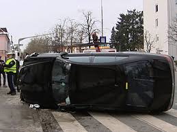 Ein passant befreite die schwer verletzte. Drei Verletzte Bei Unfall In Klagenfurt Kaernten Orf At