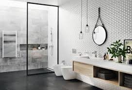 Инсталирайте вана с крак с нокът, окачена на стена мивка и окачена тоалетна. Moderna Banya V Skandinavski Stil 2019 2020