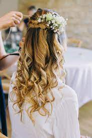 Coiffure mariée semi attachée avec tresse et fleurs | Coiffure mariée cheveux  longs, Coiffure, Mariage cheveux bouclés