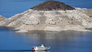 Lake Mead sinks to record low, risking ...