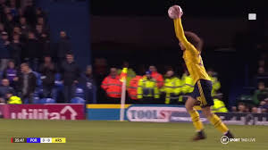 De bekerhouder verslikte zich in de 4e ronde in southampton. Gif Video Matteo Guendouzi Yellow Card Vs Portsmouth Fa Cup 2020 Booked By Referee Mike Dean For Putting The Ball Down Soccer Blog Football News Reviews Quizzes