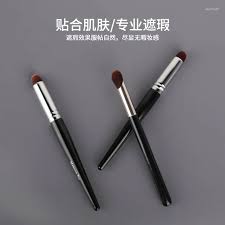 charm angled concealer brush with