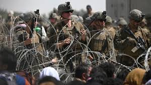Afghans scramble to the kabul airport, which is being secured by the americans. Qpfbqrn4rjwfvm