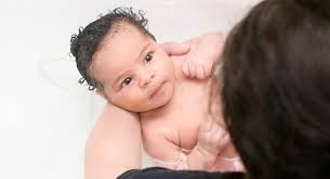 You need to keep several things ready before you bathe your baby. When Can I Give My Newborn A Bath Babycentre Uk