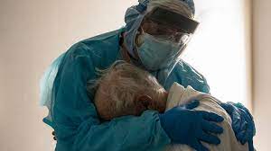 Coronavirus : la photo d&#39;un médecin enlaçant un malade âgé devient virale