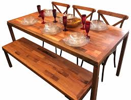 A mesa de madeira peroba rosa tem fabricação artesanal com madeira reciclada de antigas casas demolidas; Mesa De Jantar Taco Com Pes De Ferro