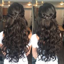 In a curtain haircut, the hair on top of the head grows out. Penteados Quince Hairstyles Quinceanera Hairstyles Hair Styles
