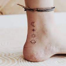 Tatouage d'étoile sur la jambe pour femmes sur le site de theYou