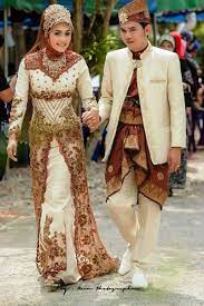 Terbuat dari kain beludru hitam dan kawat emas. Baju Pengantin Jawa Timur Modern1 Muslim Wedding Dresses Nikah Dress Muslimah Wedding