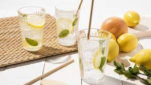 Също така хладка вода с лимон е чудесна за пиене преди тренировка. 10 Prichini Da Piem Topla Voda S Limon Vsyaka Sutrin