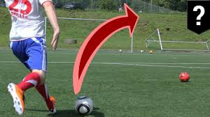 Bawa berat bedan ke arah depan bersamaan dengan kaki yang tidak digunakan untuk menahan bola sebagai 3. Jelaskan Cara Menendang Bola Dalam Permainan Sepak Bola Mangihin Com