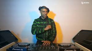 O site é de simples navegação e seguro para baixar músicas da preferência do usuário. Bruno G Star Ronnie Afro House Mix 2021 Curteboamusica