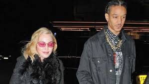 Queen of pop madonna celebrated her 62nd birthday in style yesterday, surrounded by madonna, 61, cozies up to dancer 'boyfriend' ahlamalik williams, 25, while with daughter lourdes, 23, and her mystery man. Hollywood Madonna 62 Takes Boyfriend Ahlamalik Williams 26 On Special Kenya Getaway Bollyinside