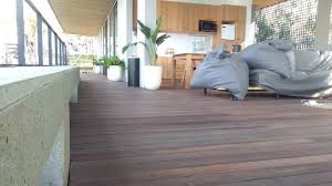 Produk terbuat dari bahan kayu berkualitas yang tua dan kering maksimal sehingga kuat dan tahan lama. Lantai Kayu Decking Kios Parquet