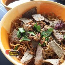 Tuang kuah di atas mee dan hiaskan denagn cili merah, bawang goreng dan limau nipis. Mee Kolok Sarawak