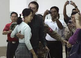 Suu kyi was awarded the nobel peace prize in 1991. Aung San Suu Kyi S Tears As She Meets Son For The First Time In Ten Years Daily Mail Online