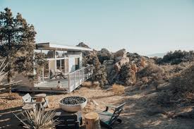 une maison préfabriquée dans le désert