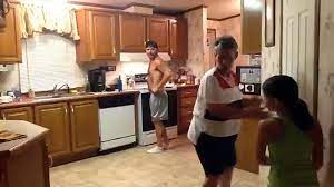 Le père surprend sa femme et leur fils dans la cuisine. Mais en voyant ce  qu'ils font, il se presse de tout filmer ! - Vidéo Dailymotion
