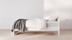 This versatile bed frame will look great with your choice of textiles and bedroom furniture. Bettgestelle Schoner Schlafen Ikea Deutschland
