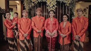 Home basa jawa pakaian adat pengantin jawa keraton lengkap. 4 Busana Seragam Keluarga Jokowi Di Pernikahan Kahiyang Bobby