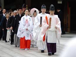 Aufwändige religiöse hochzeitszeremonien nach buddhistischen traditionell geben frauen nach der hochzeit ihren job auf, um sich dann um die kinder zu kümmern. Japanische Hochzeit Drei Kleider Fur Die Braut