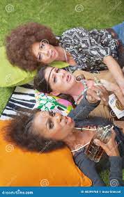 3 пьяных женщины на поле стоковое фото. изображение насчитывающей уныло -  48399768
