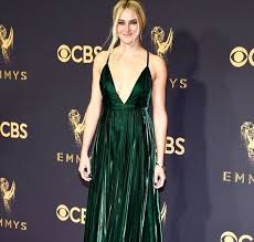Who has a higher net worth aaron rodgers or his girlfriend shailene woodley? Shailene Woodley Wiki Net Worth Movie Instagram Facts To Know