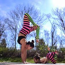 Bộ ảnh tập yoga cùng con của bà mẹ nổi tiếng trên Instagram