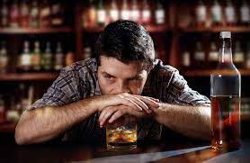 Ab wann ist man Alkoholiker? Definition, Test & Therapie