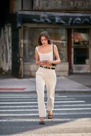 Где купить и как носить белые джинсы | Glamour