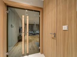 Стъклени врати се използват навсякъде в нашето ежедневие и все повече изместват стандартните дървени врати. Stkleni Vrati Na Panti Obzavezhdane Za Banya I Mebeli Akva Stil