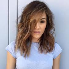 Such hairstyle will look amazing on women with thick and wavy hair. 60 Super Chic Hairstyles For Long Faces To Break Up The Length
