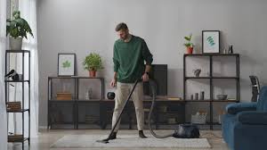 已婚男子在家打扫卫生，用吸尘器清扫客厅的地毯和地板—高清视频下载、购买_视觉中国视频素材中心