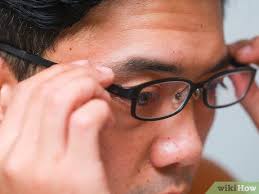 Lensa kacamata sering tidak menjadi jelas atau harus lebih sering berganti. 3 Cara Untuk Mengenakan Kacamata Wikihow