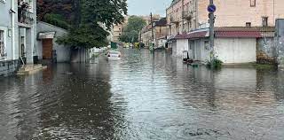 Очевидцы поделились видео первых результатов киевского потопа. Ihrxfbaljsjp6m
