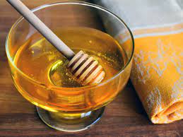 how honey can help soothe chapped lips