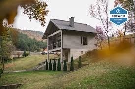 Predstavljamo vam kuću i njeno okruženje koji su sinonim za modernu planinsku idilu. Drvena Vikendica U Etno Stilu Na Obroncima Planine Goc