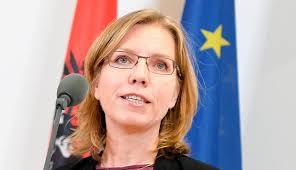 Leonore gewessler (born 15 september 1977) is an austrian green politician who has served as minister of climate action, environment, energy, mobility, innovation and technology in the government of chancellor sebastian kurz since january 2020. Wer Ist Leonore Gewessler News At