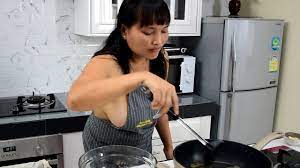 No bra cooking