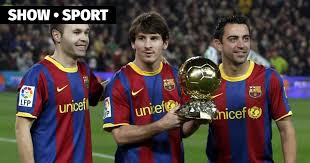 Hangisinin daha iyi olduğuna karar vermek için takımda hangi özelliğin eksik olduğuna bakmak gerekir. 10 Years Ago Iniesta Posted A Photo With Xavi And Messi With The Golden Ball Barcelona Xavi Iniesta