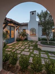 spanish style homes with courtyards