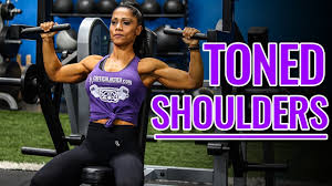 shoulder training for women in the gym
