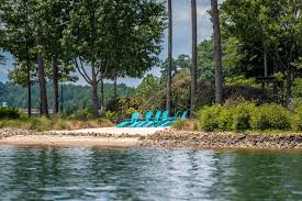lake keowee 8 towns to consider for