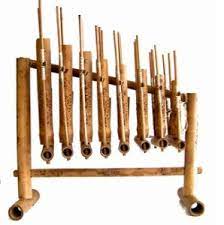Angklung merupakan sebuah alat musik tradisional terkenal yang dibuat dari bambu dan merupakan alat musik asli jawa barat, indonesia. Sejarah Alat Musik Angklung Jawa Barat Sejarah Lengkap